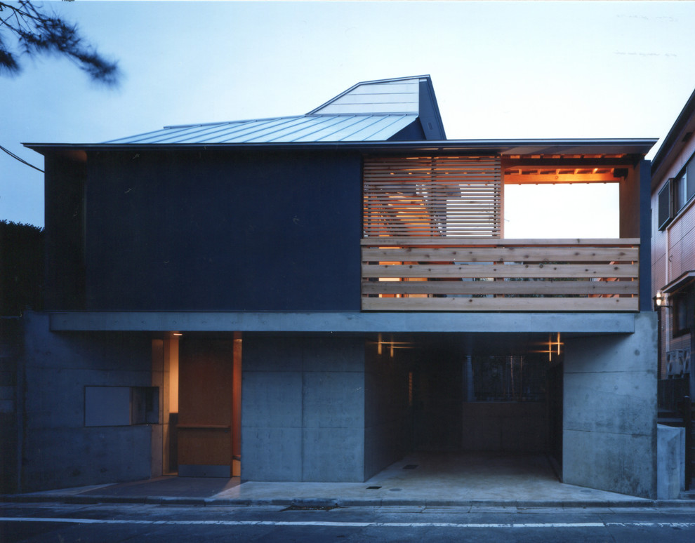 На фото: двухэтажный, серый частный загородный дом среднего размера в восточном стиле с облицовкой из бетона, односкатной крышей и металлической крышей