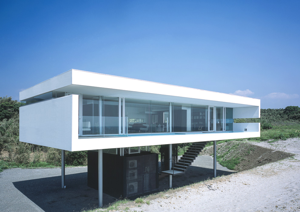 Пример оригинального дизайна: одноэтажный, белый дом в стиле модернизм с плоской крышей