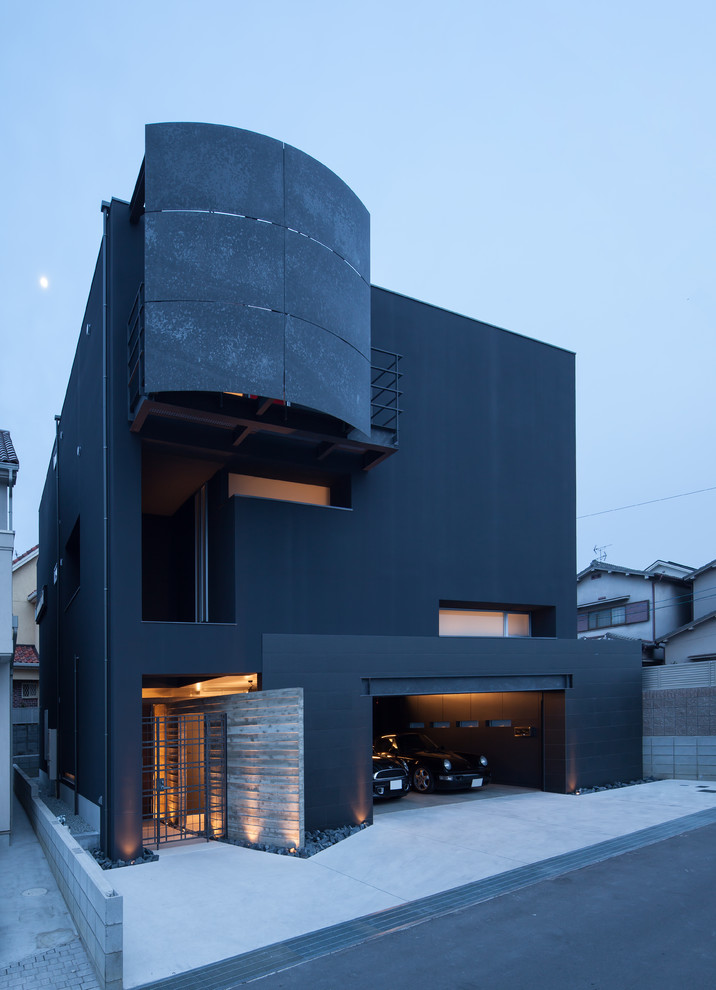 Idée de décoration pour une façade de maison noire design avec un toit plat.