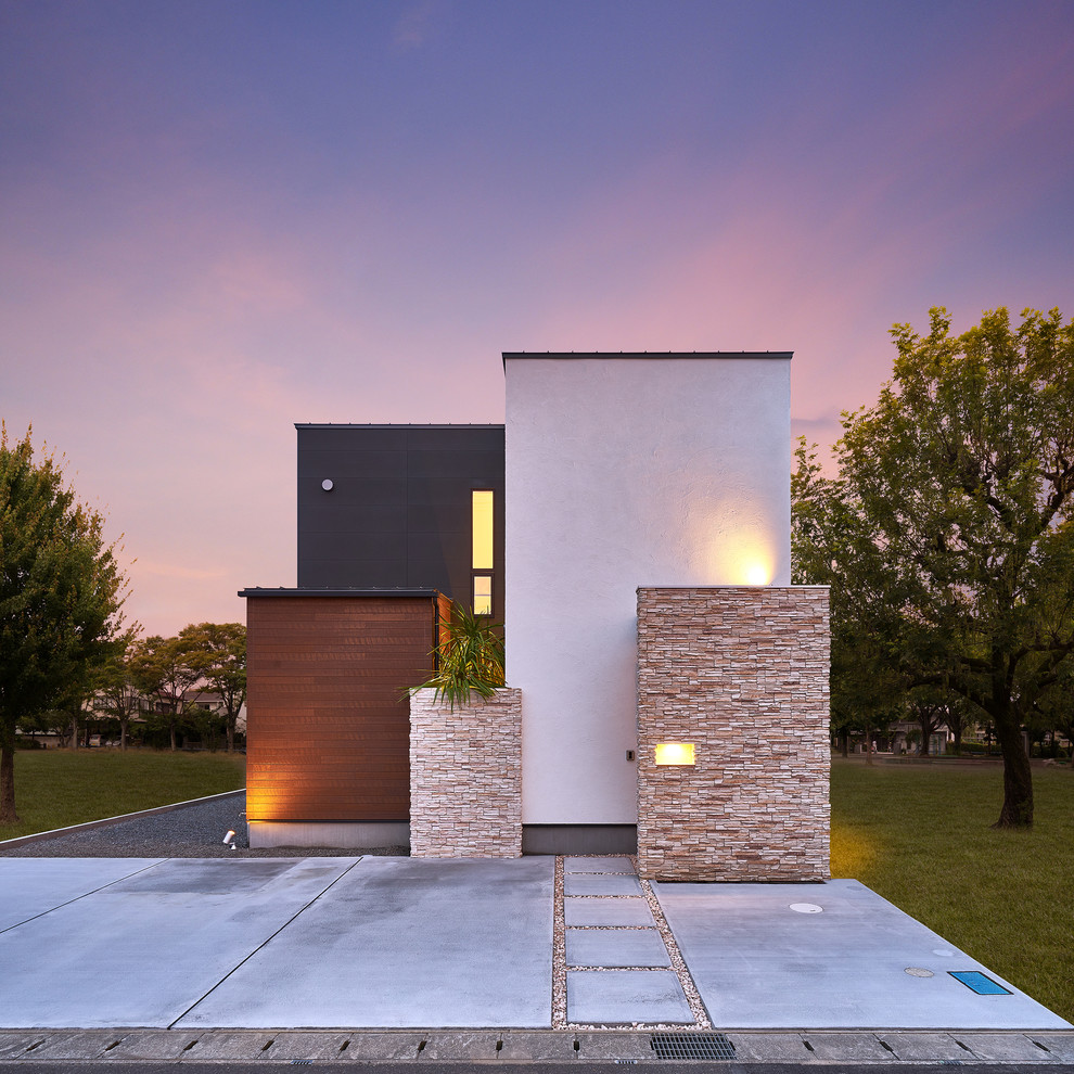 Diseño de fachada de casa multicolor contemporánea con tejado plano y revestimiento de madera
