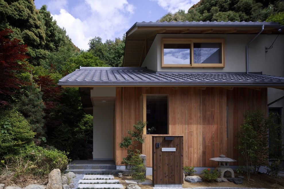 Zweistöckige Asiatische Holzfassade Haus mit brauner Fassadenfarbe und Satteldach in Kyoto