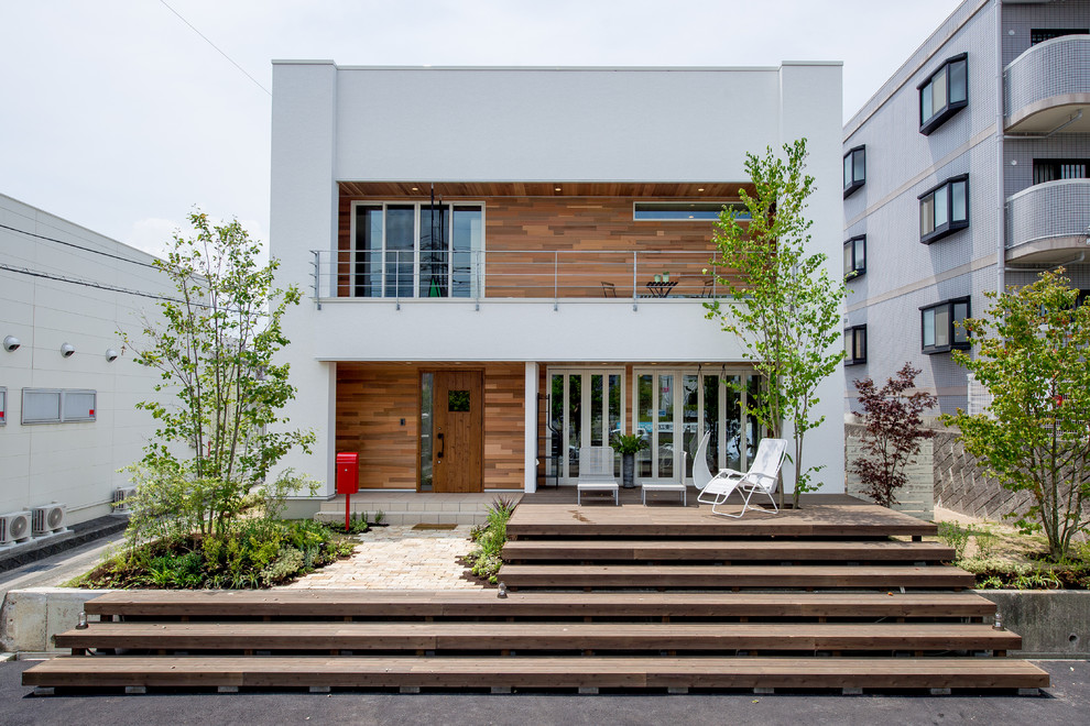 Imagen de fachada de casa blanca contemporánea de dos plantas con tejado plano