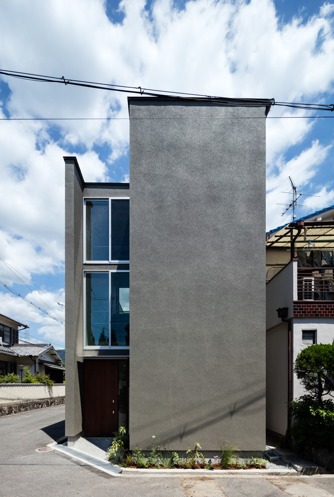 Idee per la facciata di una casa grigia industriale con tetto piano