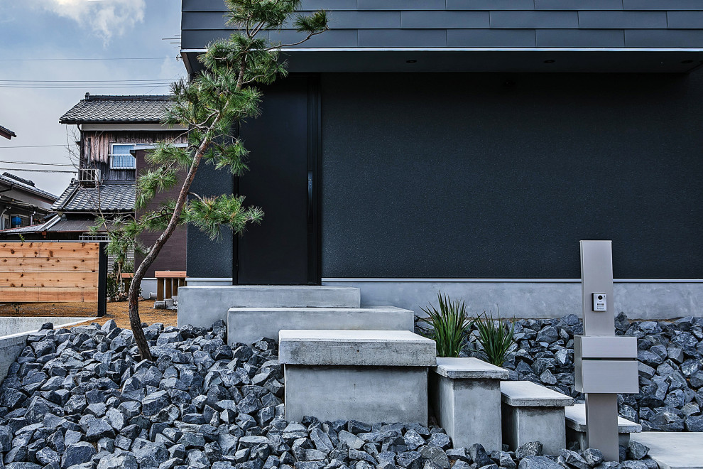 Ispirazione per la facciata di una casa nera contemporanea a due piani con rivestimento in metallo e copertura in metallo o lamiera