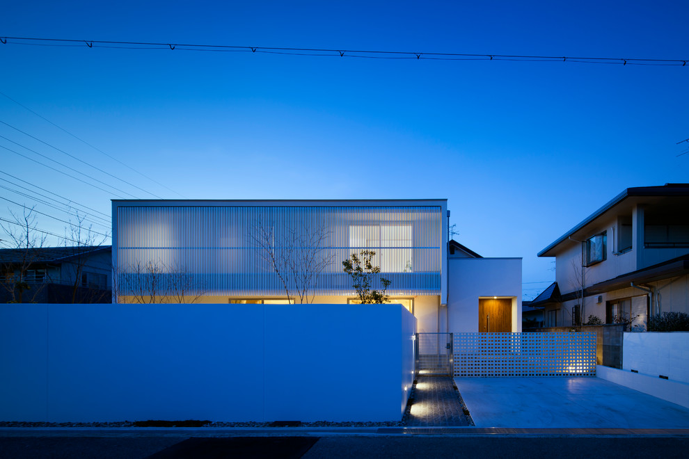 Zweistöckiges Modernes Haus mit weißer Fassadenfarbe in Osaka