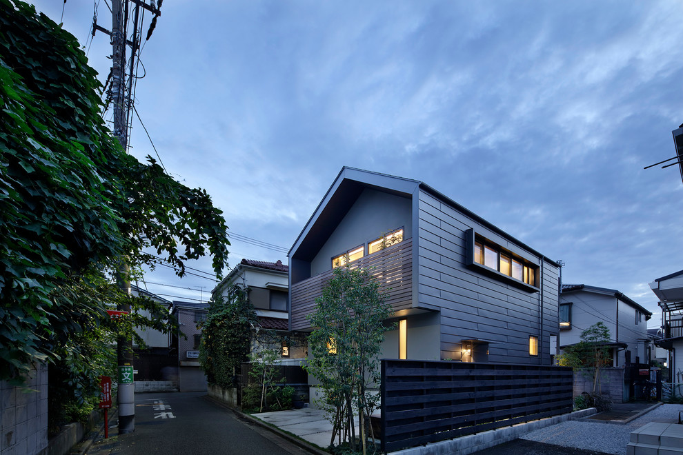 Стильный дизайн: маленький, трехэтажный, разноцветный частный загородный дом в скандинавском стиле с облицовкой из металла, двускатной крышей и металлической крышей для на участке и в саду - последний тренд
