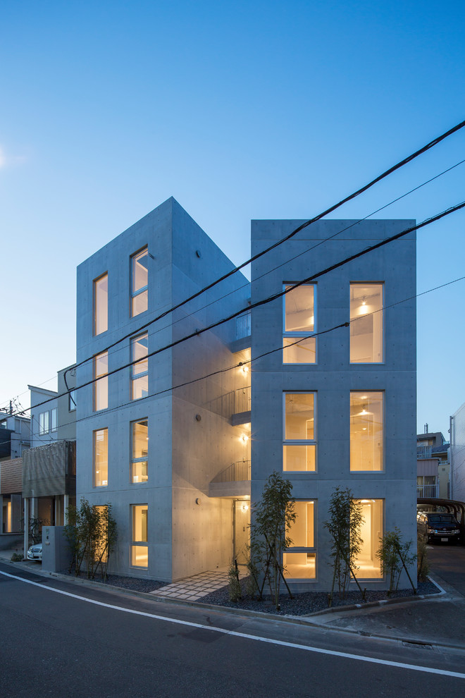 Стильный дизайн: трехэтажный, серый многоквартирный дом среднего размера в стиле модернизм с облицовкой из бетона, плоской крышей и крышей из смешанных материалов - последний тренд