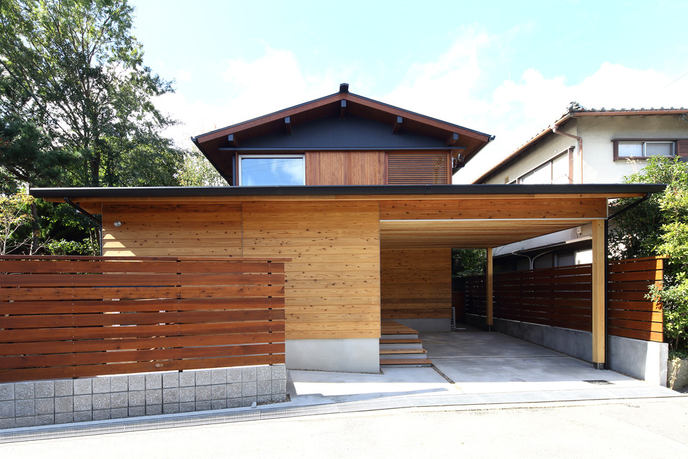 Aménagement d'une façade de maison marron moderne à un étage avec un toit à deux pans.