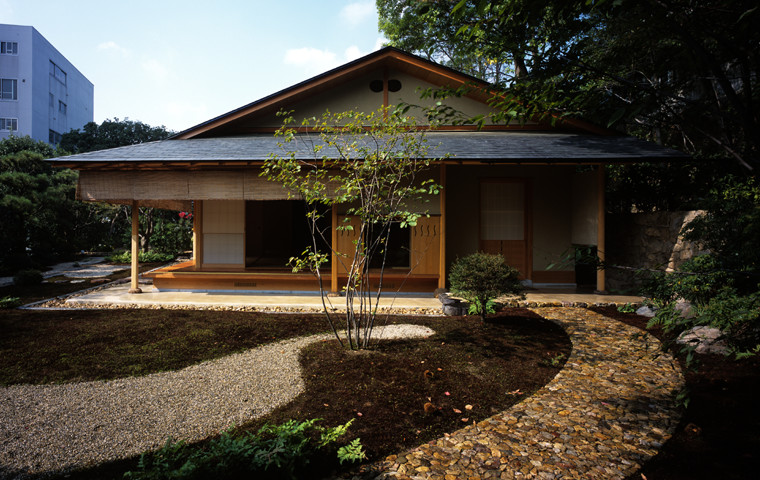 Inspiration pour une façade de maison beige asiatique de taille moyenne et de plain-pied avec un toit à deux pans.