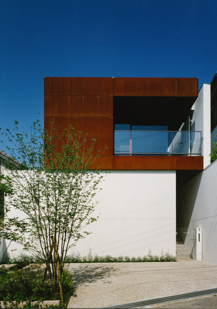 Diseño de fachada marrón minimalista de dos plantas con revestimientos combinados y tejado plano