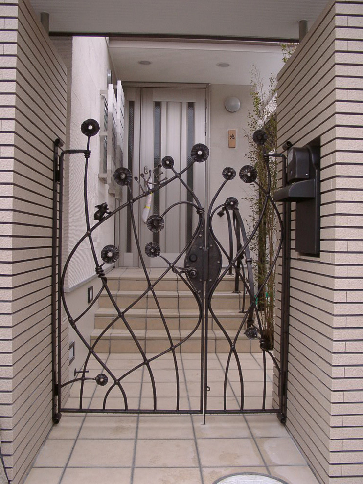 東京都下にあるトランジショナルスタイルのおしゃれな家の外観の写真