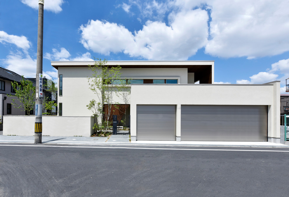 Cette photo montre une façade de maison blanche moderne à un étage avec un toit en appentis et un toit en métal.