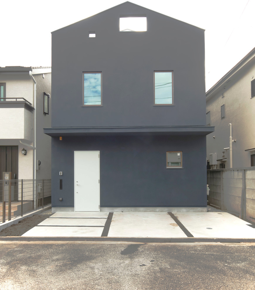 東京23区にある小さなラスティックスタイルのおしゃれな家の外観 (漆喰サイディング) の写真