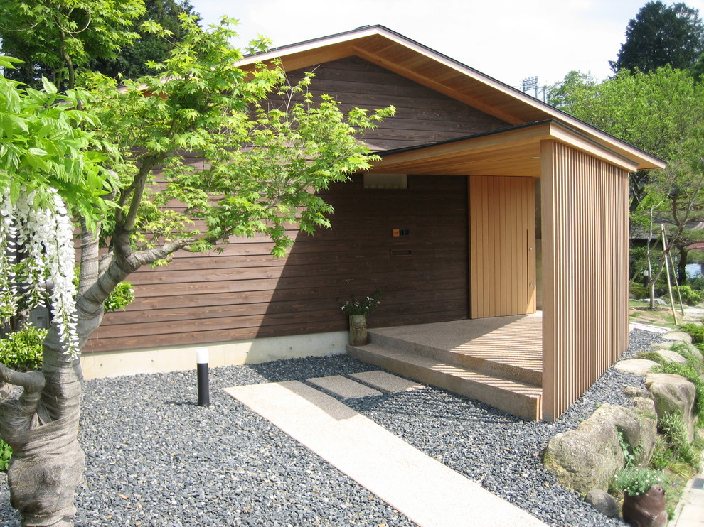 Modelo de fachada de casa marrón de una planta con tejado a dos aguas