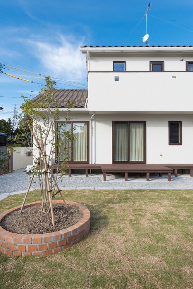Zweistöckiges Rustikales Einfamilienhaus mit weißer Fassadenfarbe, Halbwalmdach und Ziegeldach in Sonstige