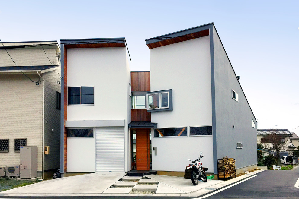 Modelo de fachada de casa multicolor actual de dos plantas con tejado a dos aguas y tejado de metal