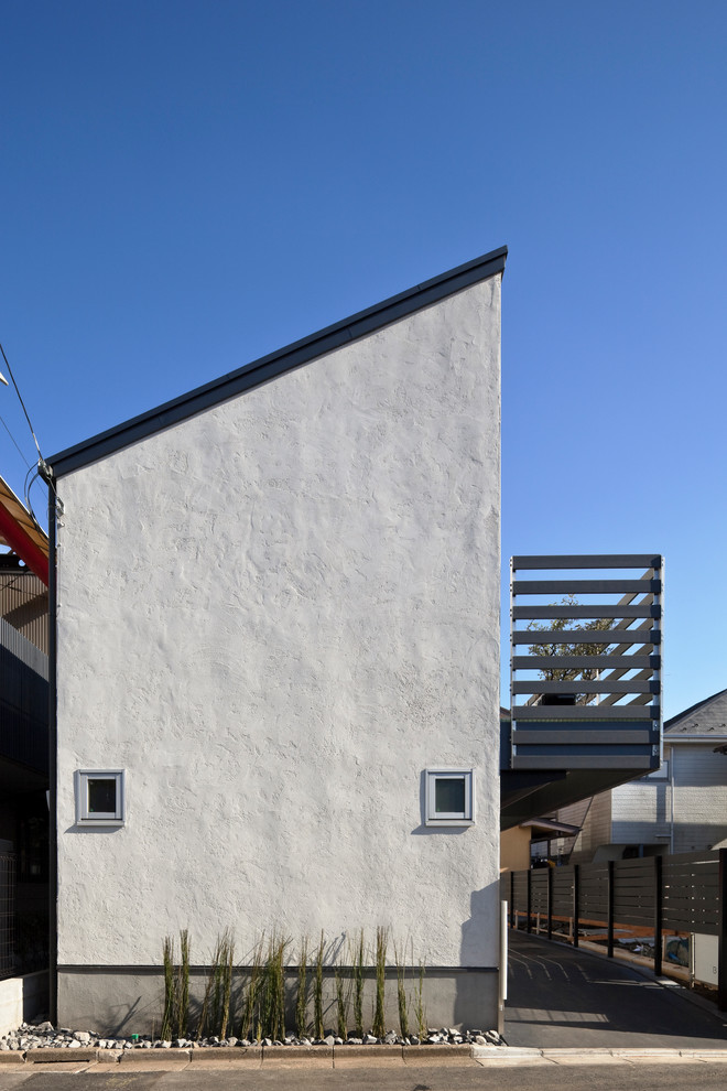 Zweistöckiges Modernes Wohnung mit weißer Fassadenfarbe und Pultdach in Tokio