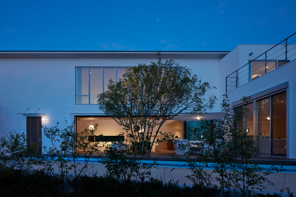 Ispirazione per la facciata di una casa grande bianca contemporanea a due piani con tetto piano