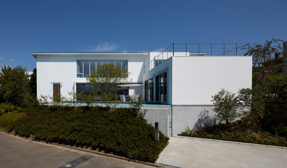 Immagine della facciata di una casa grande bianca contemporanea a due piani con tetto piano