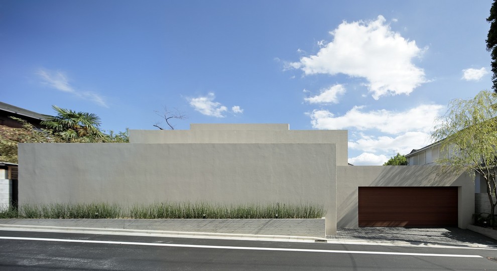 Example of an urban white flat roof design in Tokyo