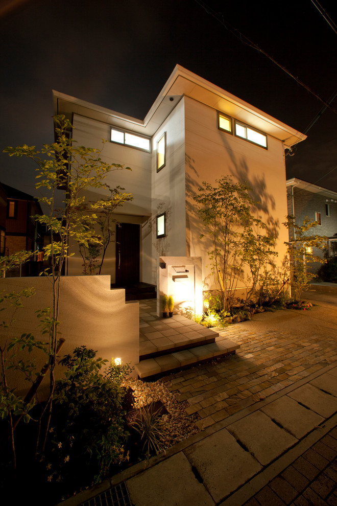 東京都下にあるアジアンスタイルのおしゃれな家の外観の写真