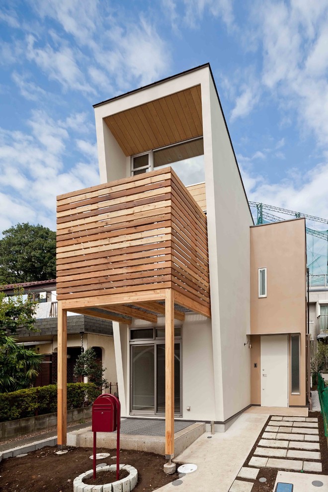Kleines Skandinavisches Haus mit weißer Fassadenfarbe und Pultdach in Tokio