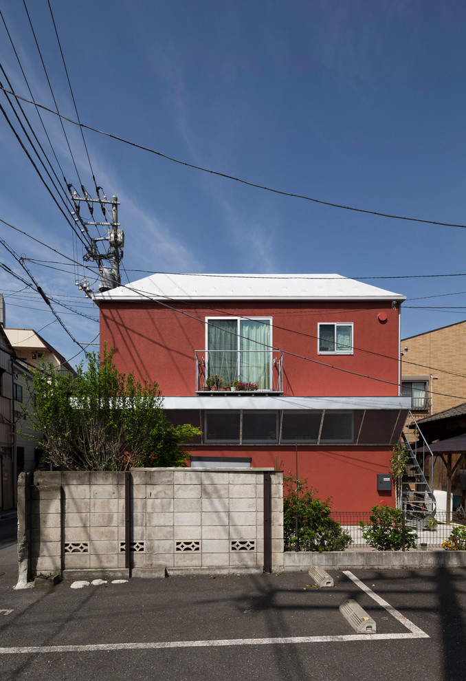 東京23区にある小さな北欧スタイルのおしゃれな家の外観 (漆喰サイディング) の写真