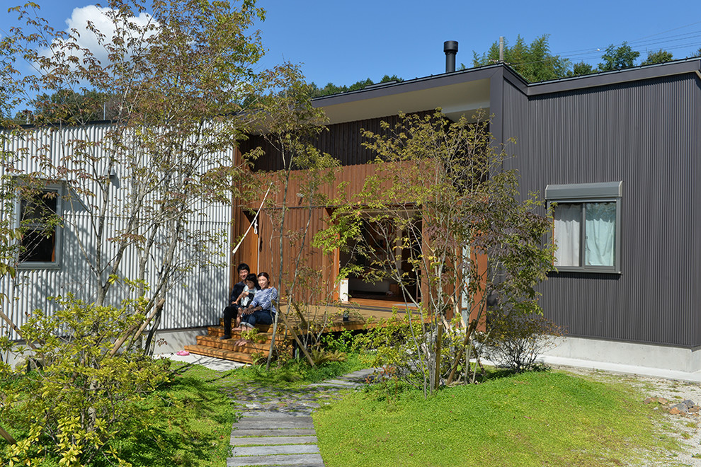 Foto della casa con tetto a falda unica piccolo grigio country a un piano con rivestimento in metallo