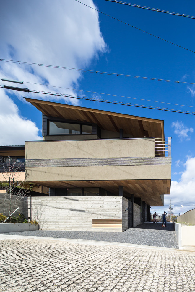 Idee per la facciata di una casa marrone contemporanea a due piani con rivestimenti misti