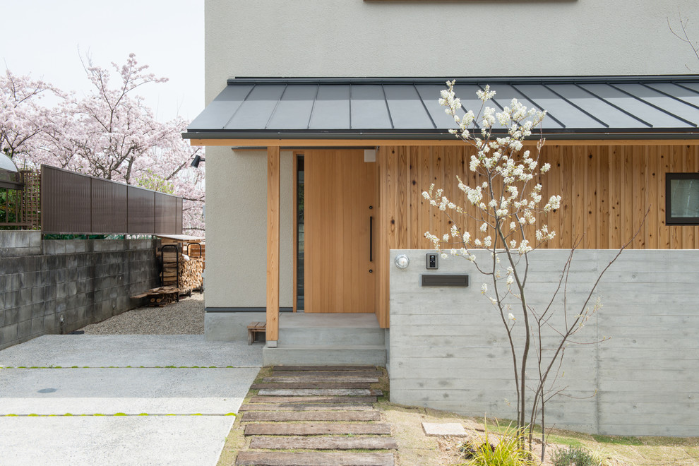 Asiatisches Haus mit weißer Fassadenfarbe in Osaka