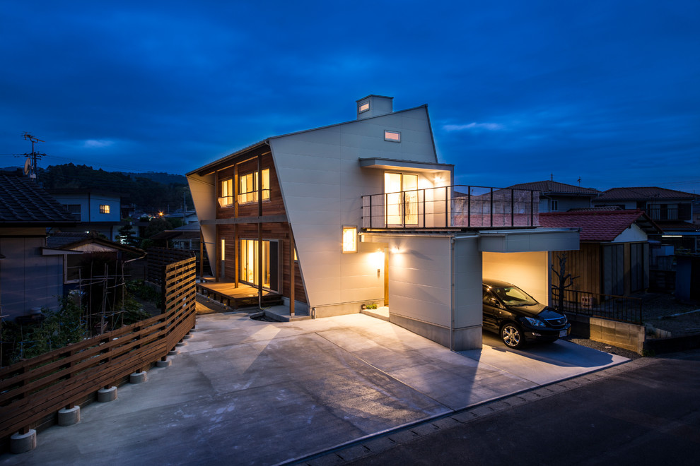 Zweistöckiges Modernes Haus mit Mix-Fassade, weißer Fassadenfarbe und Satteldach in Sonstige