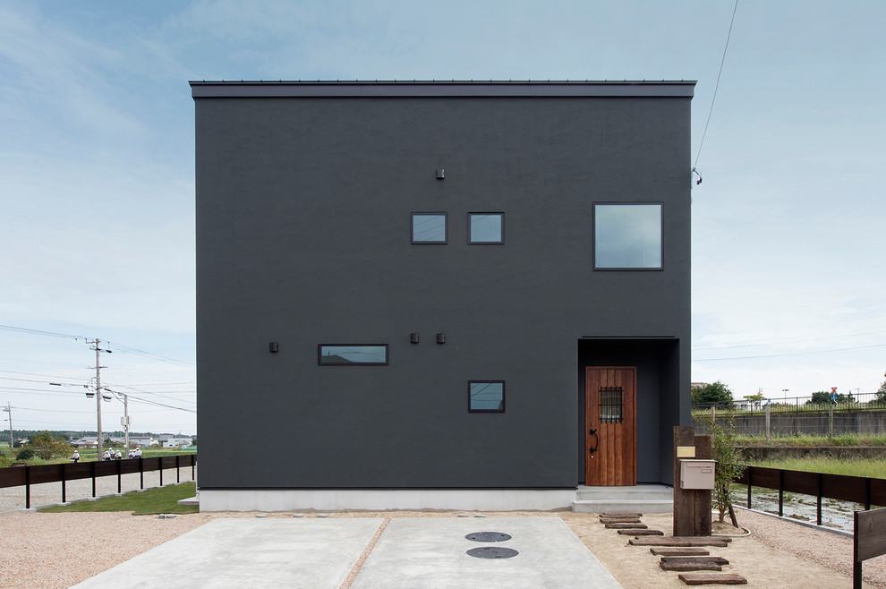 Modern inredning av ett svart hus, med platt tak