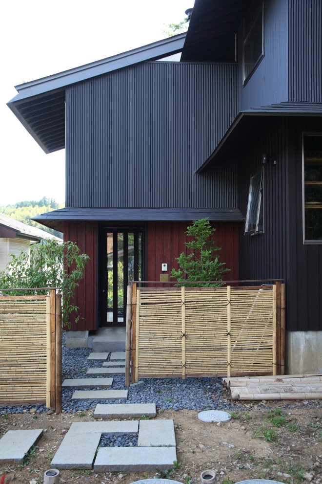 Стильный дизайн: двухэтажный, деревянный, разноцветный частный загородный дом среднего размера в стиле рустика с односкатной крышей и металлической крышей - последний тренд