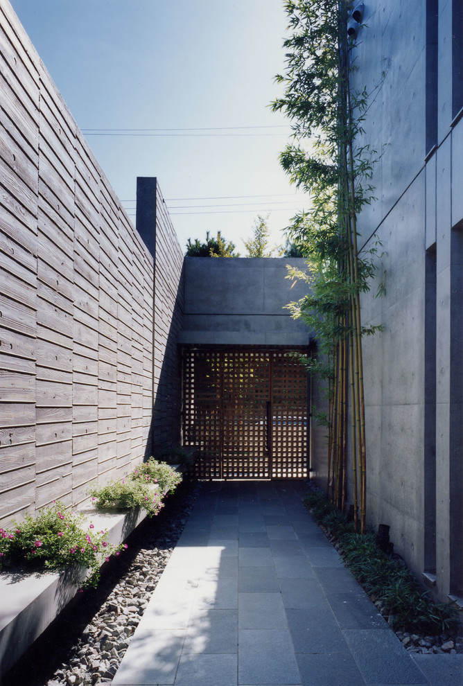 Imagen de fachada de casa gris de estilo zen con revestimiento de hormigón