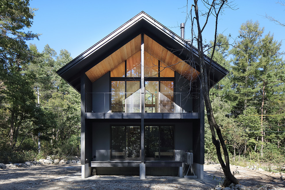 Zweistöckiges Modernes Haus mit schwarzer Fassadenfarbe und Satteldach in Sonstige