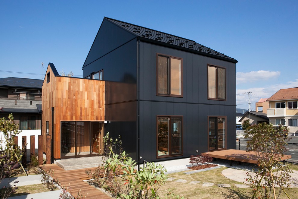 Ispirazione per la villa piccola nera contemporanea a due piani con tetto a capanna, rivestimenti misti e copertura in metallo o lamiera