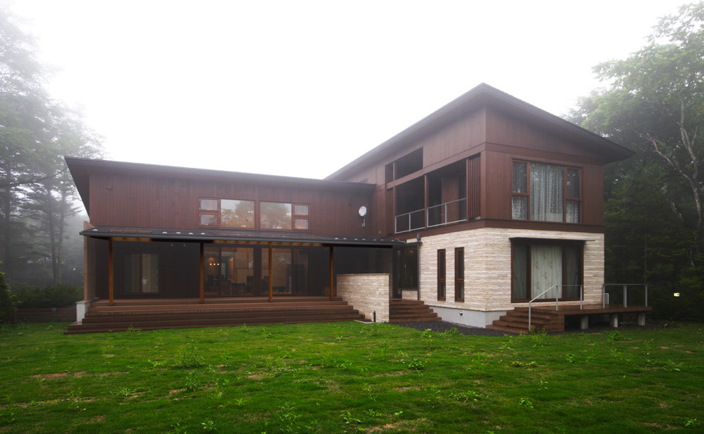 Modelo de fachada de casa marrón moderna de tamaño medio de dos plantas con revestimiento de madera, tejado de un solo tendido y tejado de metal