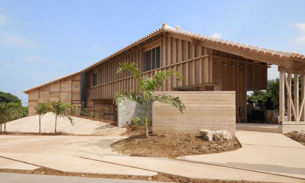 На фото: огромный, двухэтажный, деревянный частный загородный дом в восточном стиле с вальмовой крышей и черепичной крышей с