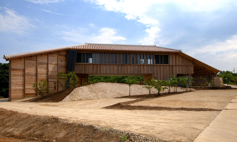 Modelo de fachada de casa asiática extra grande de dos plantas con revestimiento de madera, tejado a cuatro aguas y tejado de teja de barro