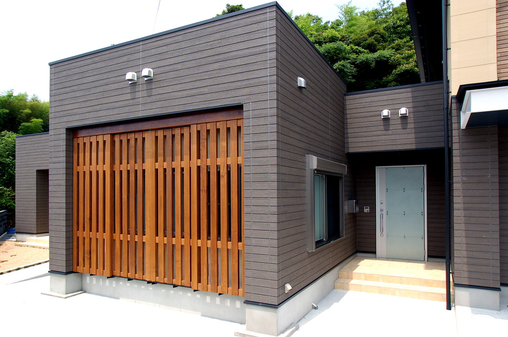 Inspiration pour une façade de maison marron minimaliste à un étage avec un revêtement mixte, un toit à deux pans et un toit en tuile.