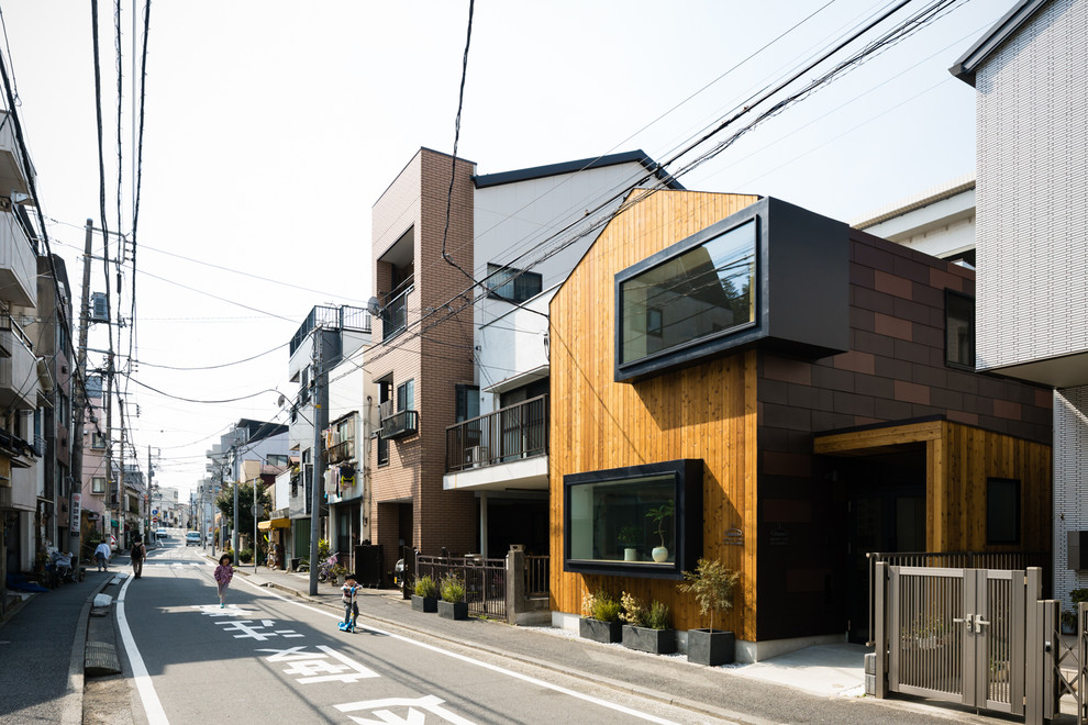 Стильный дизайн: частный загородный дом в стиле модернизм с металлической крышей - последний тренд