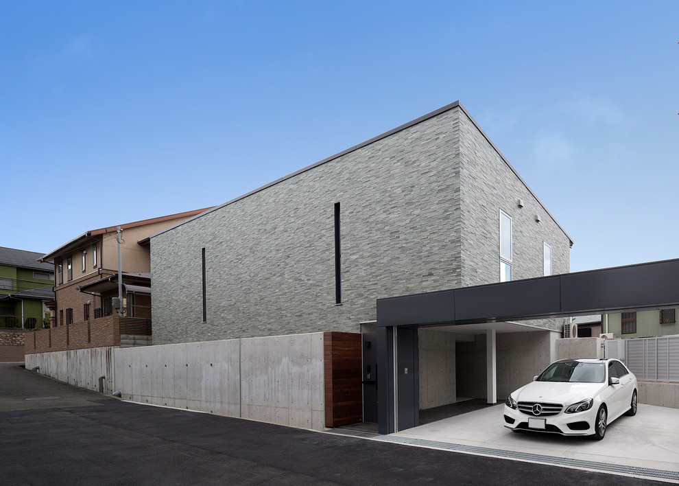 Modernes Haus mit grauer Fassadenfarbe in Osaka