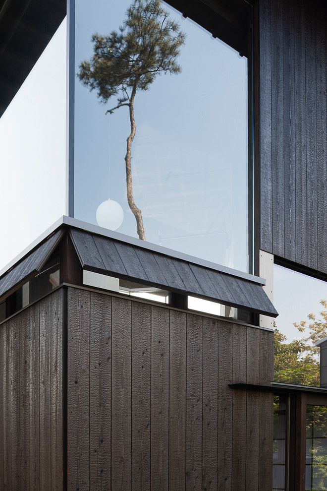 Foto de fachada de casa negra minimalista de dos plantas