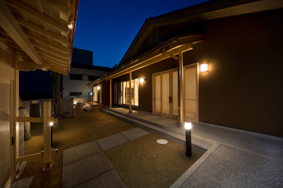 Einstöckiges Asiatisches Einfamilienhaus mit brauner Fassadenfarbe, Satteldach und Ziegeldach in Sonstige