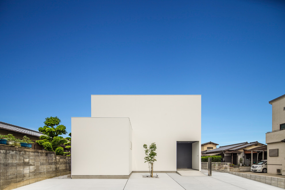 Idee per la facciata di una casa piccola bianca moderna a due piani con tetto piano