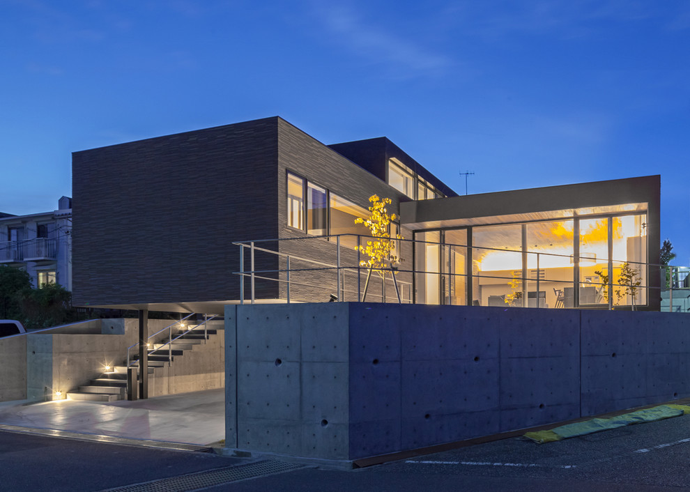 Идея дизайна: серый дом в стиле модернизм с плоской крышей