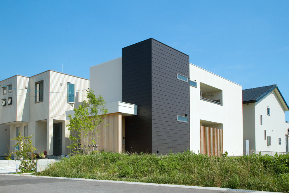 Идея дизайна: двухэтажный, бежевый дом в современном стиле с комбинированной облицовкой и плоской крышей
