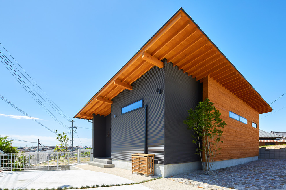 Asian gray exterior home idea in Nagoya