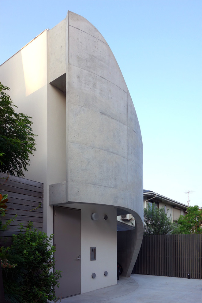 Zweistöckiges Modernes Einfamilienhaus mit Mix-Fassade, weißer Fassadenfarbe und Flachdach in Tokio
