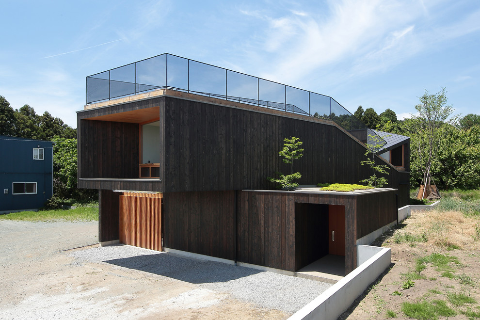 Cette photo montre une façade de maison marron tendance en bois.